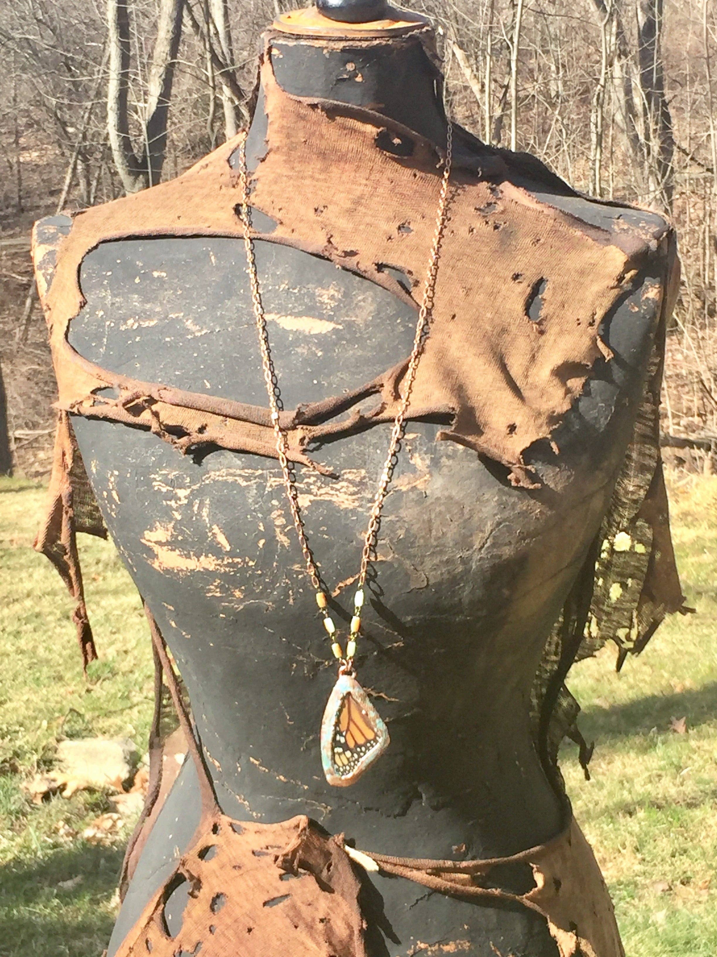 The Posh’mina - Vente Colliers à pendentif - Véritable aile de papillon monarque - Pendentif3