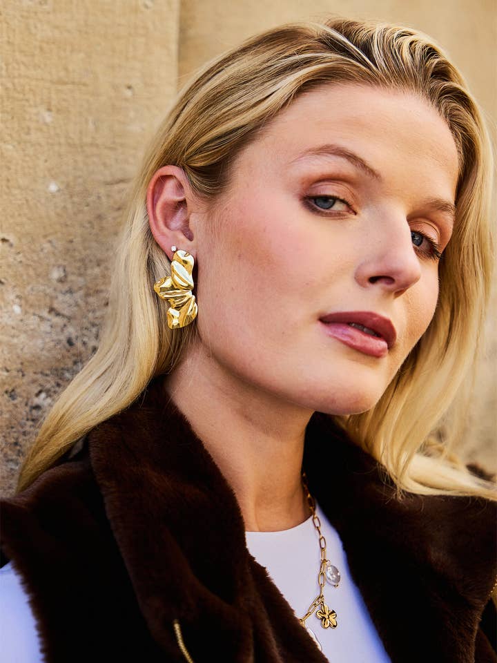 Orecchini a trifoglio traforato in acciaio inossidabile dorato per la vendita all'ingrosso da parte di BELLISSIMA BIJOUX