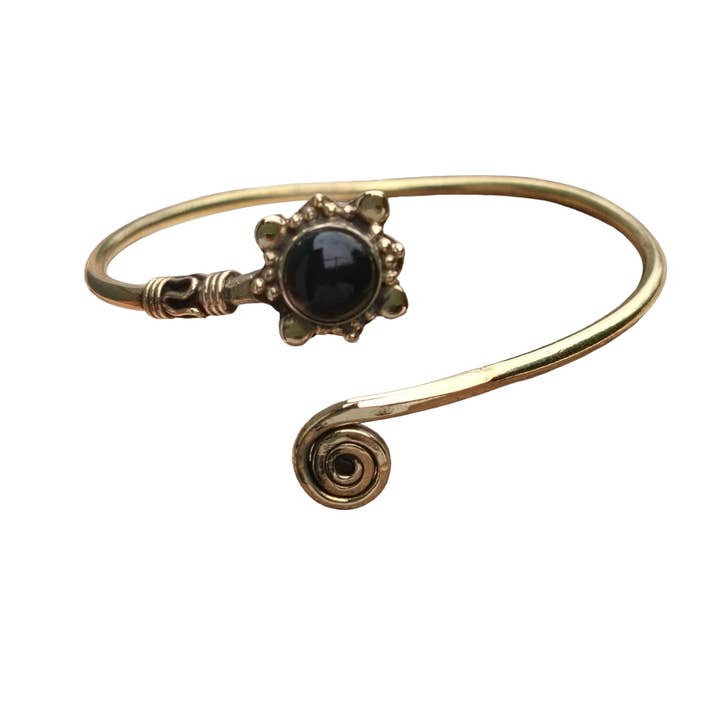 Bracciale rigido in ottone con motivo mandala a spirale in onice nero antico per la vendita all'ingrosso da parte di SILVER CAVE