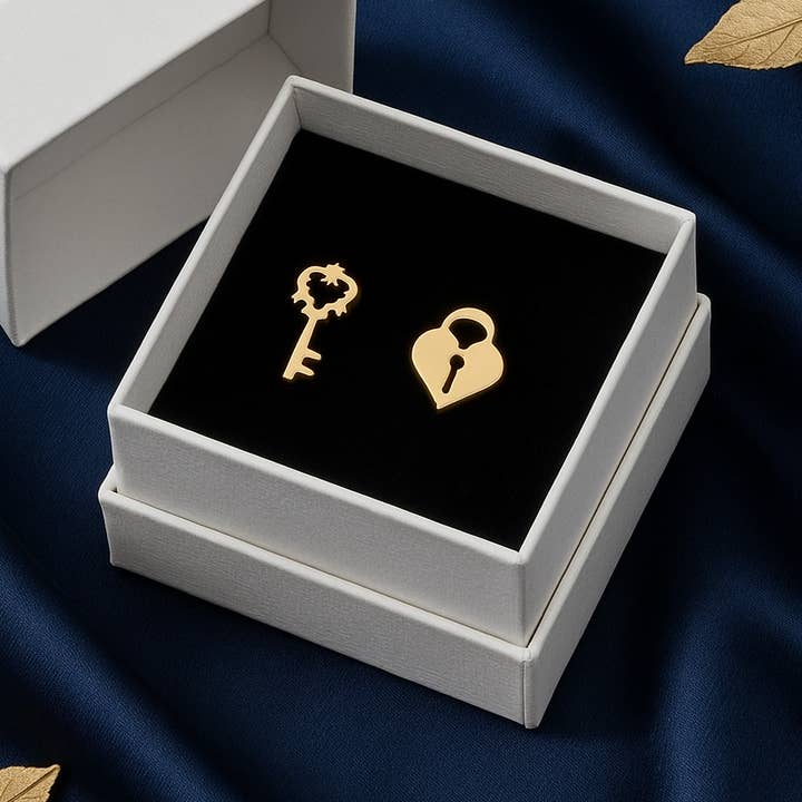 Wild & Free - Wholesale Stud/Post Earrings - Pendientes de candado y llave0