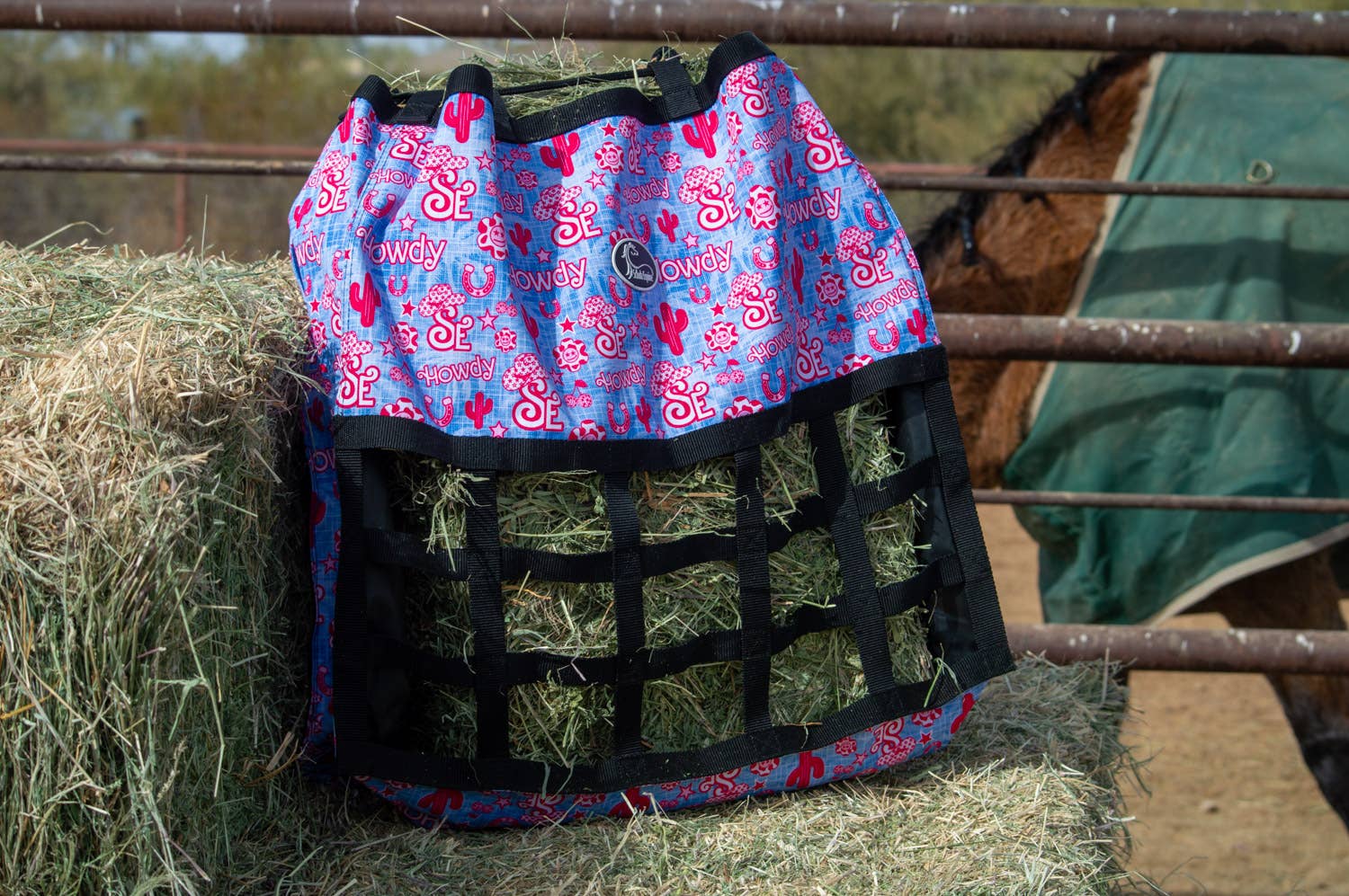 Schulz Equine - Vente Équipement d’équitation - Sac à foin Happy Trailer en nylon 600D résistant7