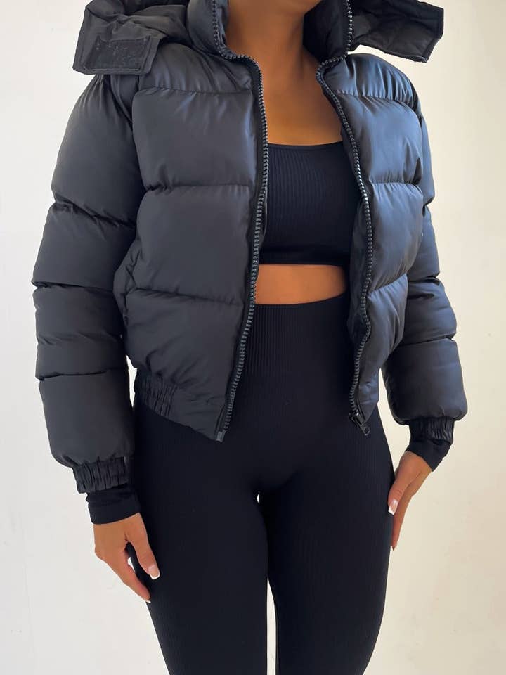 Schwarzer wattierter Steppmantel mit Kapuze und Reißverschluss - Flo für den Großhandel von Femme Luxe