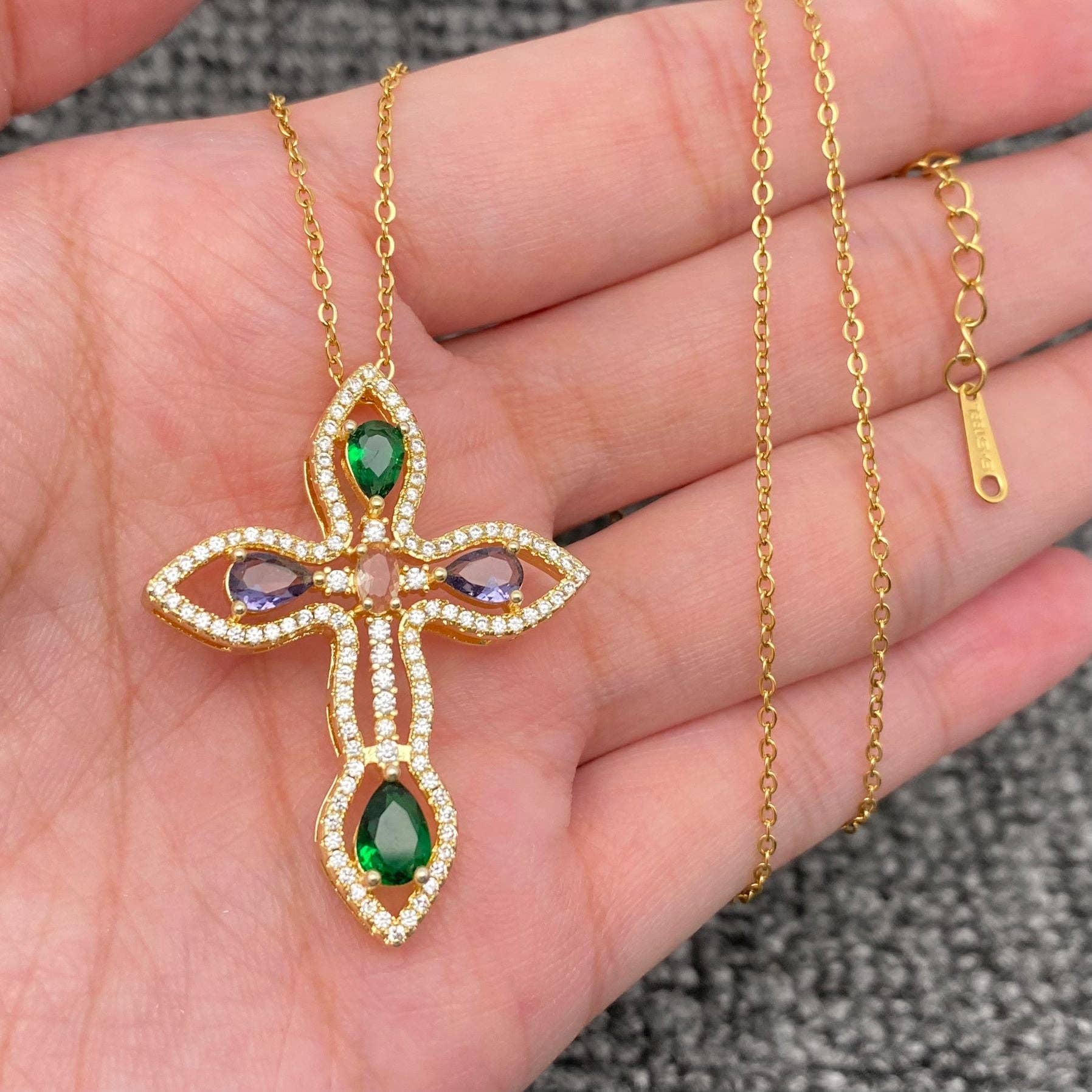 Mio Queena - Wholesale Halskettinghanger - Multi-stijl ketting met gouden hanger van strass en zirkonia kruis25