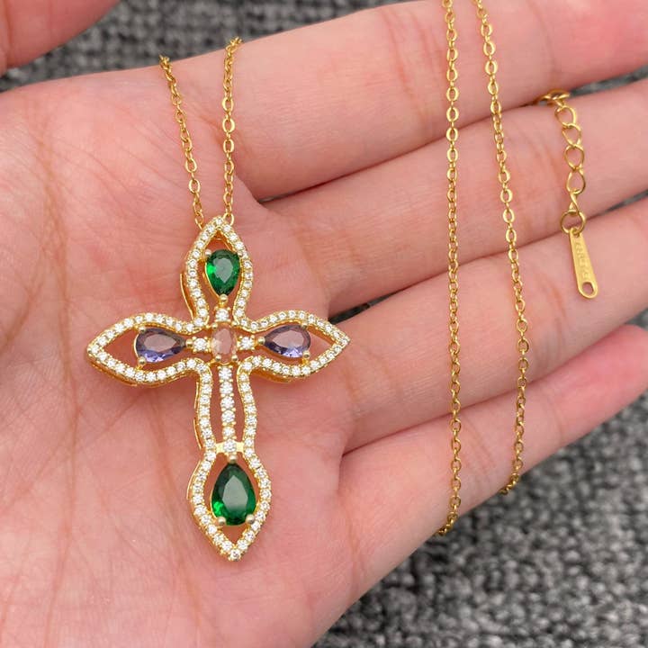 Mio Queena - Wholesale Halskettinghanger - Multi-stijl ketting met gouden hanger van strass en zirkonia kruis25