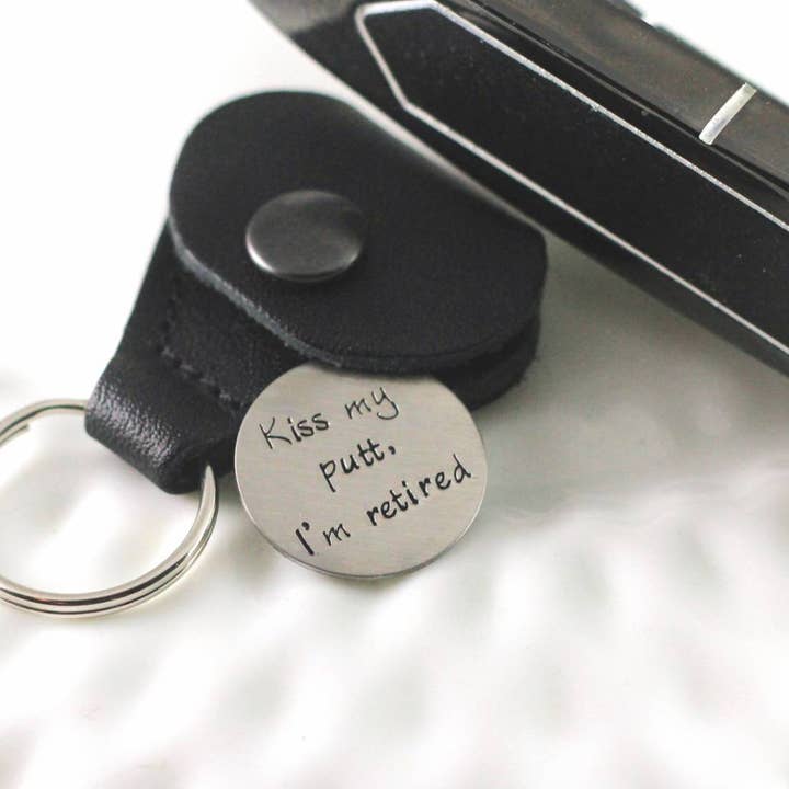 Woobie Beans Jewelry, Gifts & Apparel - Wholesale Sportieve accessoires - I'm Retired golfbalmarker met leren draagtas2