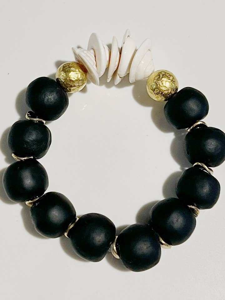 Pulsera elástica con conchas naturales y cuentas de vidrio reciclado, color negro para venta al por mayor de GentrybyJenna