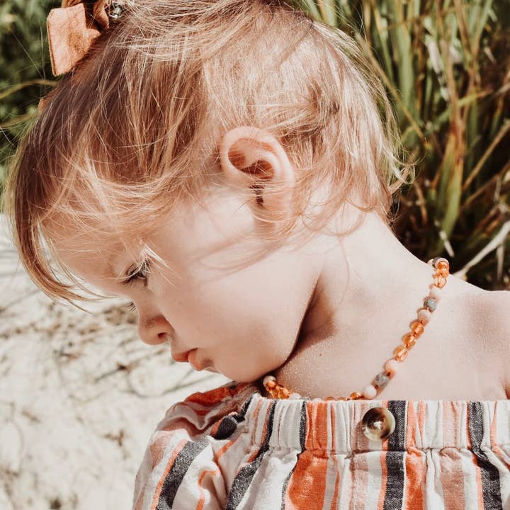 Collier Ambre Miel, Labradorite & Pierre de Soleil | Bébé 32cm pour la vente par Zebra Babies