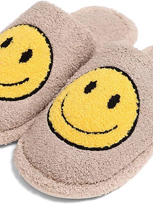 Chaussons pelucheux avec sourire - Beige pour la vente par Funky Junque