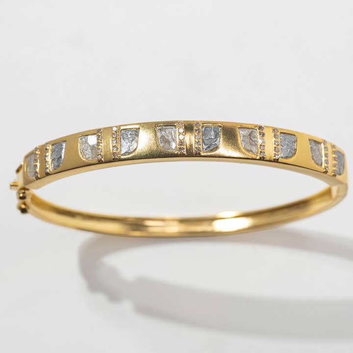 Bracelet jonc Maha en vermeil doré pour la vente par Shana Gulati Jewelry