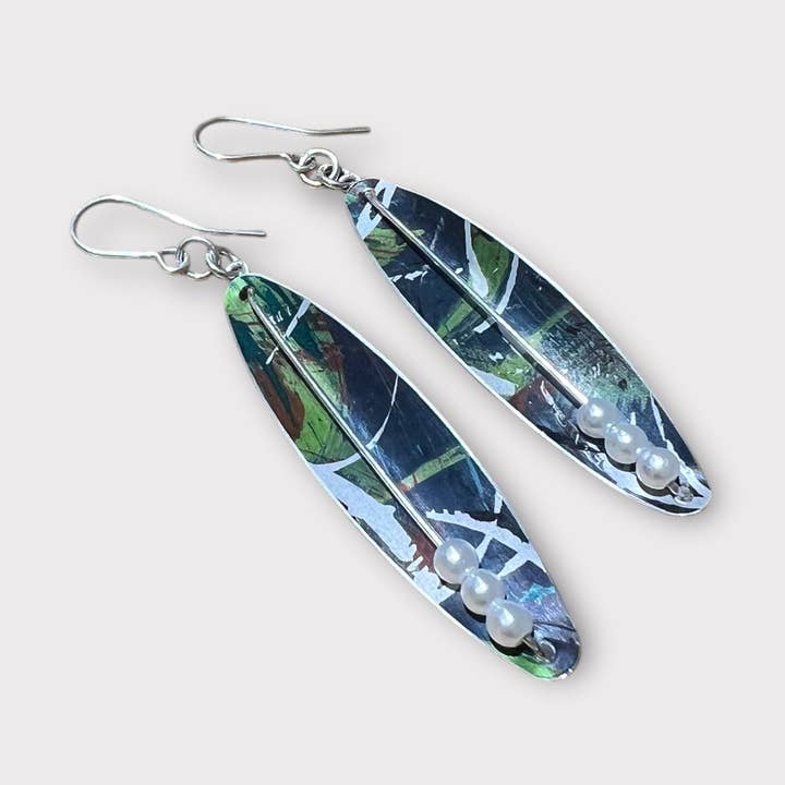 Boucles d'oreilles style perle noire et verte en forme de gousse pour la vente par Rachel Stowe Jewellery