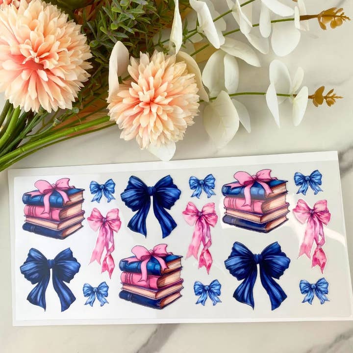 Livres et nœuds | Enveloppe UV DTF 16 oz pour la vente par HKS Custom Designs