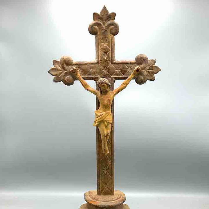 Crucifix catholique français-vietnamien antique pour la vente par The Niger Bend