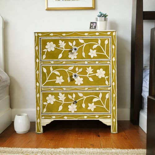 Table de chevet artistique en incrustation d’os avec motif floral fait main pour la vente par Menthome