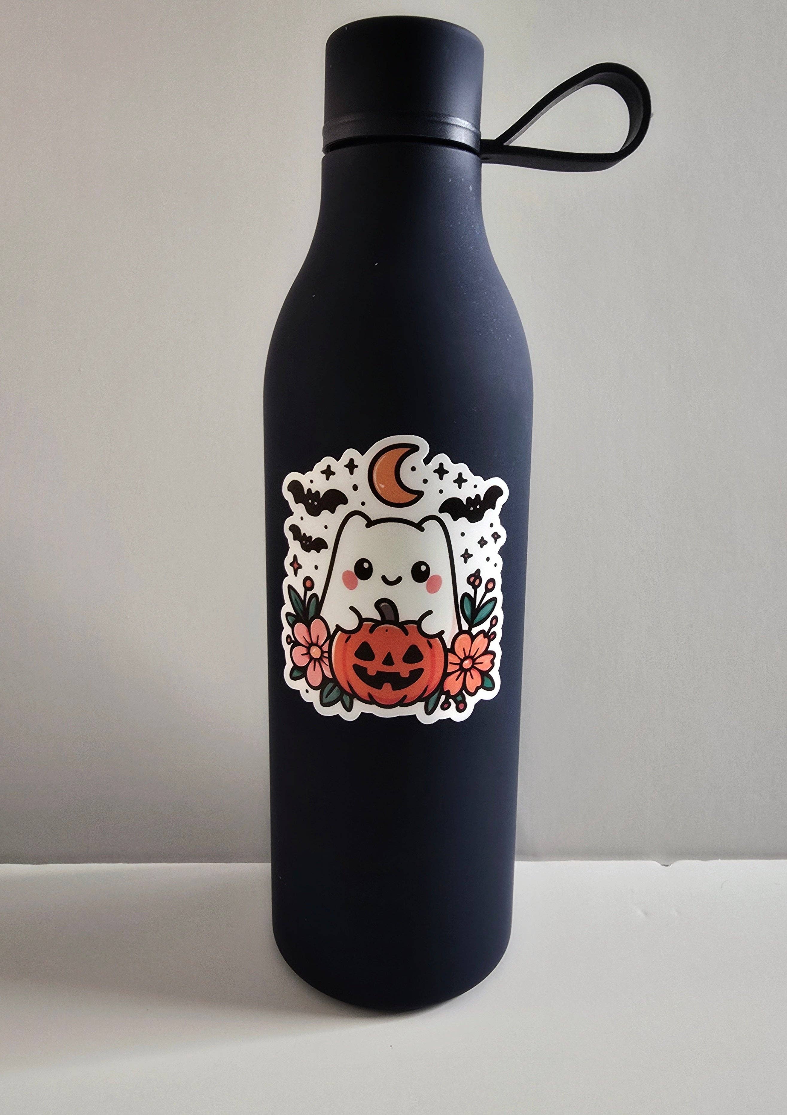 Designs by Mysh – Großhandel Aufkleber – Niedlicher Halloween-Geisteraufkleber – Vinyl-Aufkleber mit Kürbis, Blumen & Fledermäusen (3”)1