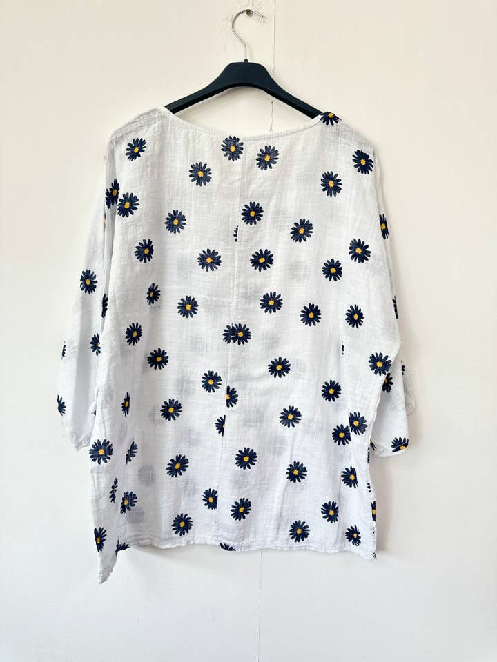 Top italiano holgado de lino con estampado floral diminuto y mangas 3/4. para venta al por mayor de Miss Bold