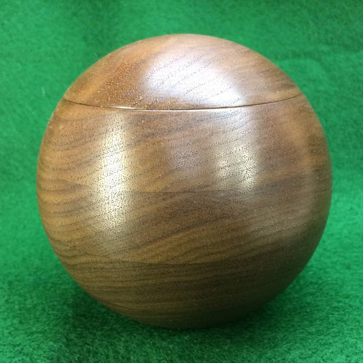 Scatola dei ricordi in noce, 4 pollici, sferica, finitura satinata per la vendita all'ingrosso da parte di Wood Treasure Designs