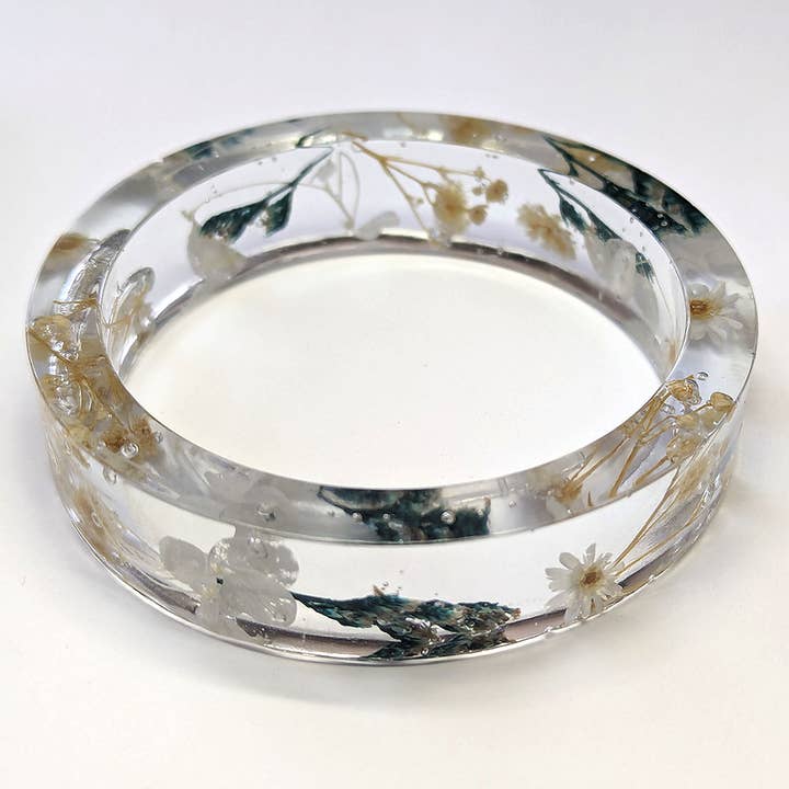 Riktigt torkade vita krämblommor Slip-on Bangle Resin Armband för wholesale av Stylish Jewelry Supply
