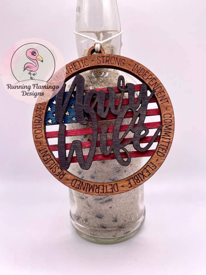 Décoration en bois Navy Wife pour la vente par Running Flamingo Designs