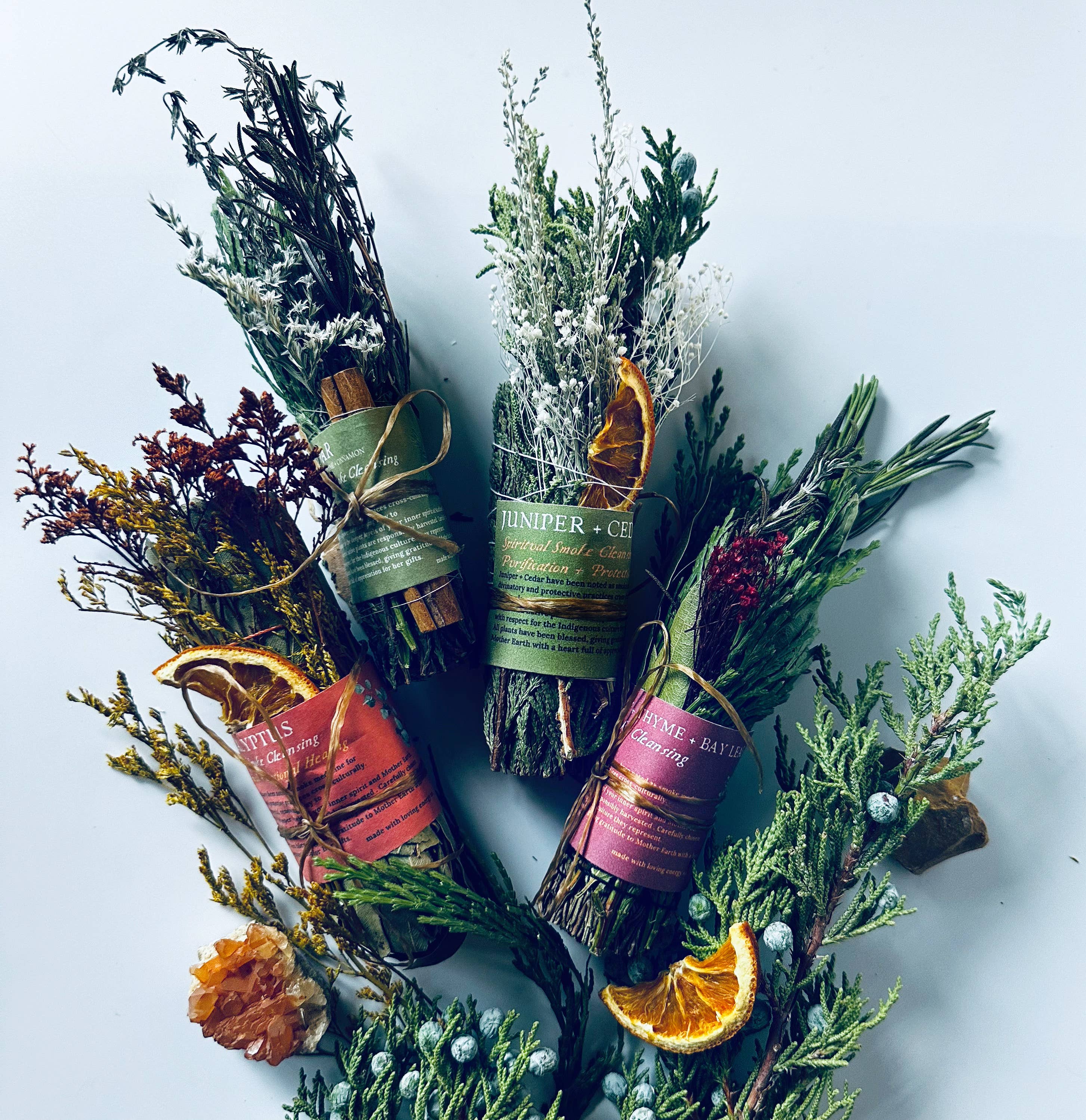 Topanga Window - Vente Bâton de sauge - Bâtonnet de purification fumée de cèdre avec romarin, thym et cannelle3