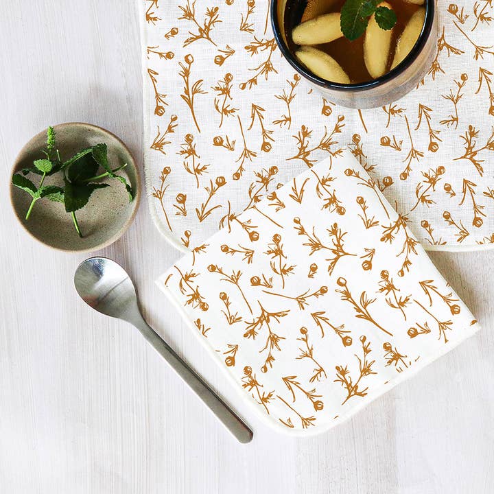 Lot de 4 serviettes de table à motif de renoncules en lin pour la vente par Muse Textiles