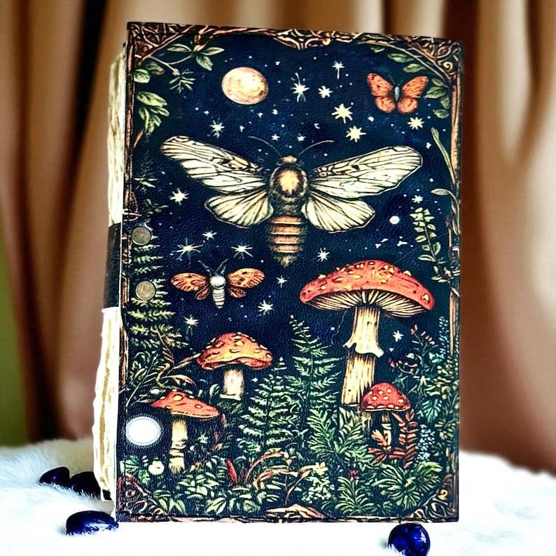 Leatherooze - Vendita all'ingrosso Diari/agende - Diario Grimorio in Pelle Fungo & Falena Libro degli Incantesimi Celestiale8