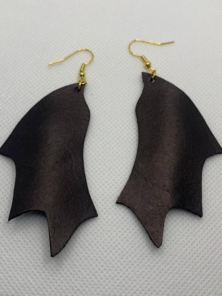 Boucles d'oreilles pendantes en cuir fait main en forme d'aile de chauve- pour la vente par Halloween Life