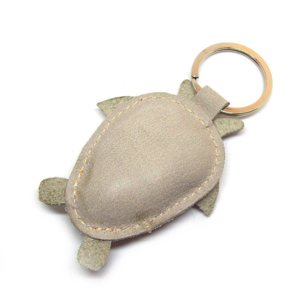 Triballi Leather Products – wholesale Nyckelring - Unisex – Handgjord nyckelring i läder med getmotiv, grå1