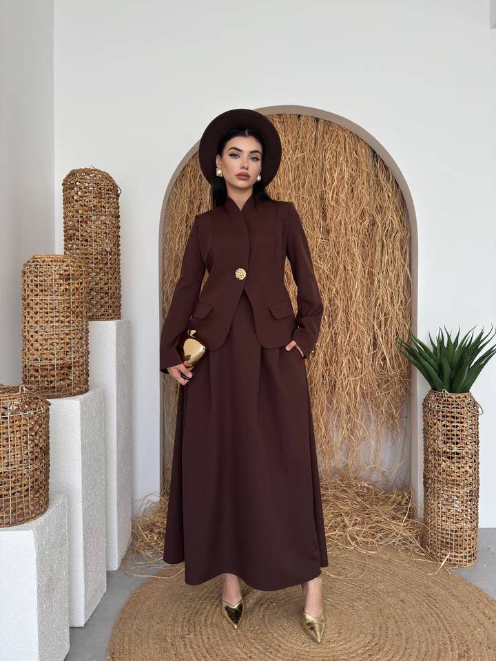 Ensemble Jupe à Détail de Poche et Veste Courte – Costume Élégant pour la vente par Design company-Fatma Balkir