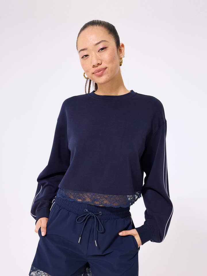 Maglia Girocollo con Bordo in Pizzo in Blu Navy per la vendita all'ingrosso da parte di Terez