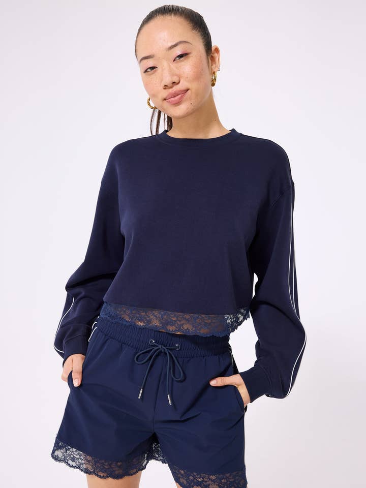 Blondekantet trøje i marineblå for engroshandel hos Terez