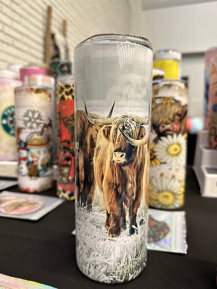 20 oz Highland Cow Tumbler för wholesale av Creative Queen Boutique