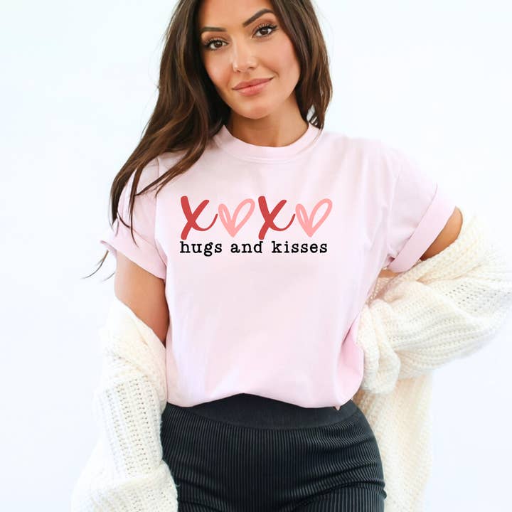 XOXO Hugs & Kisses T-shirt graphique couleur confort pour la vente par Classy Crafts Wholesale