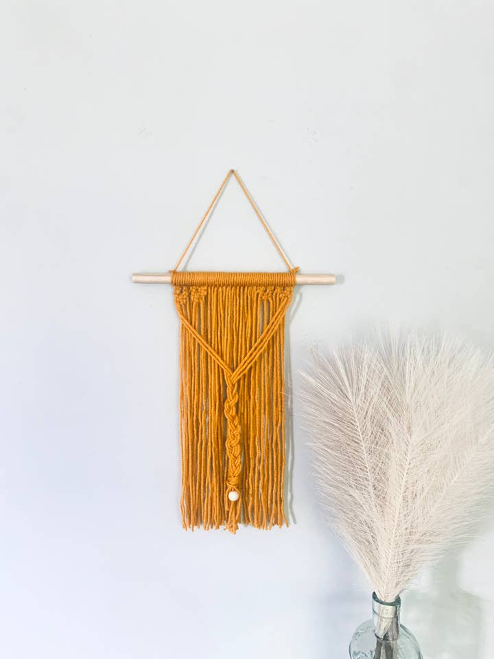 Mini tenture murale en macramé jaune moutarde pour la vente par Ginger Rustic Creations
