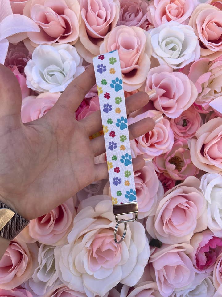 Portachiavi da polso con stampa di zampe || Regalo per la mamma del cane per la vendita all'ingrosso da parte di ShopCassiesCrafts