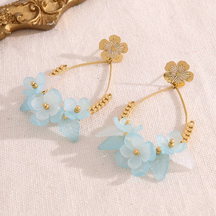 Boucles d'oreilles fleur pendante avec fleurs bleues pour la vente par JOYA