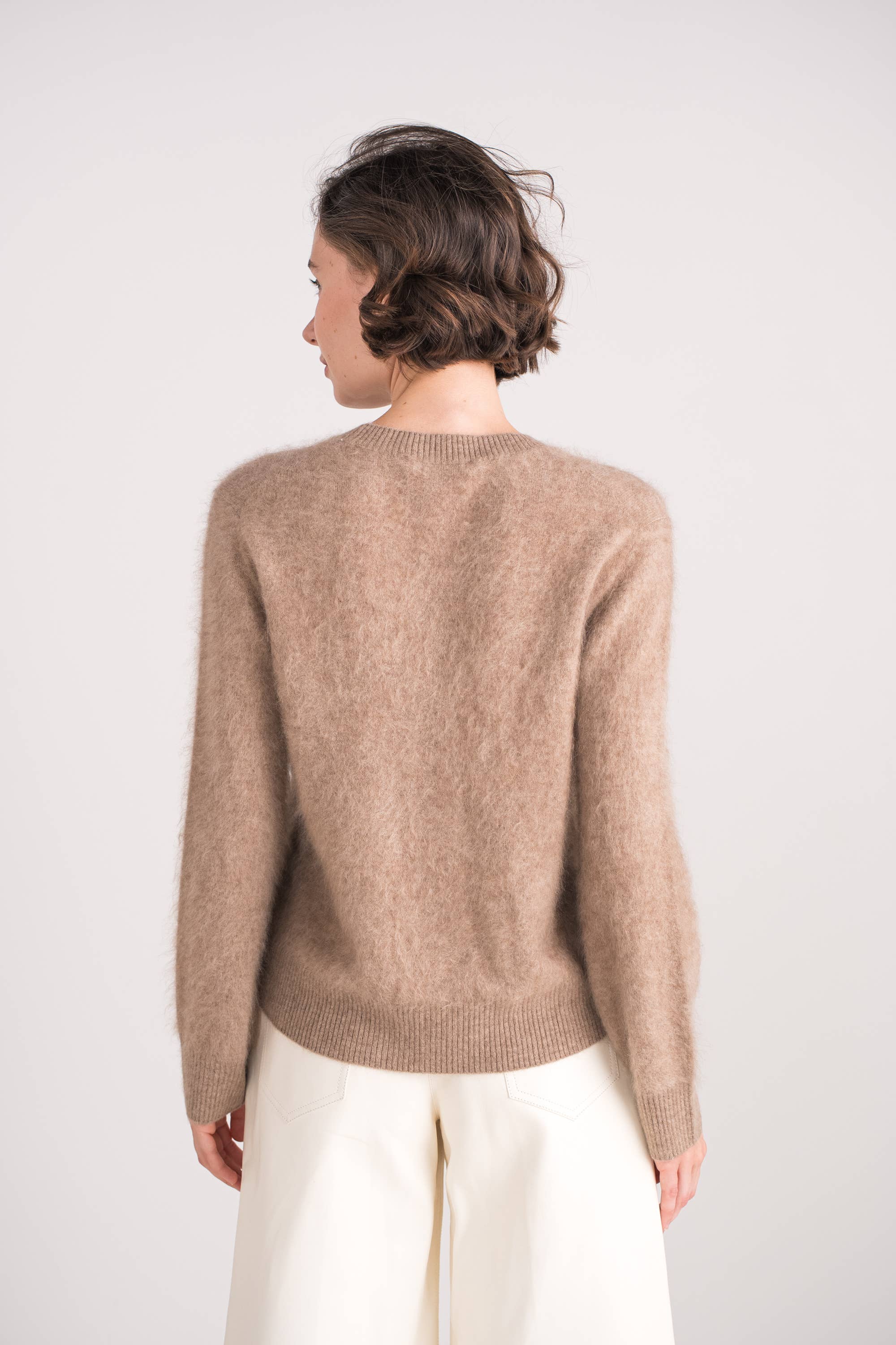 jw.atelier – wholesale Knitted jumper – Women′s – 100% brushed cashmere crew neck sweater7