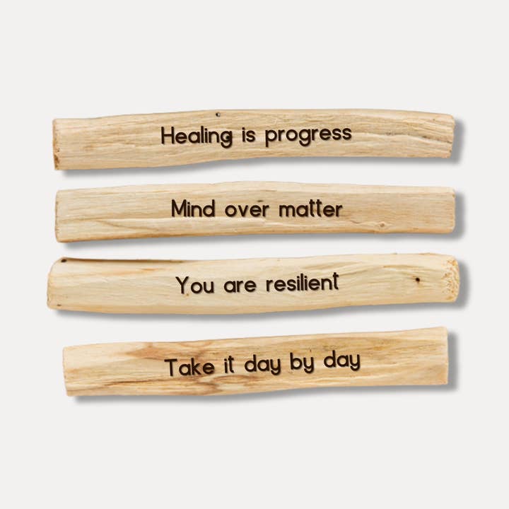 Psychische Gesundheit und Wohlbefinden: Palo Santo mit Gravur im Viererpack für den Großhandel von The Retrograde Shop