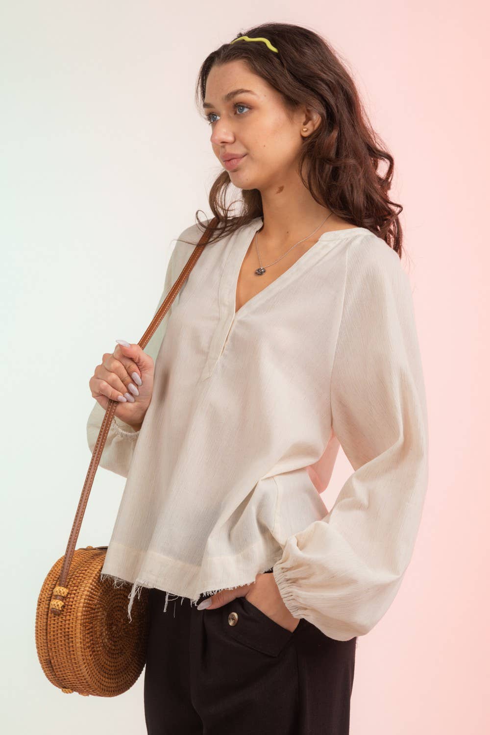 VERY J – Großhandel Bluse – Damen – LT25429-gewebte Mullbluse mit V-Ausschnitt14