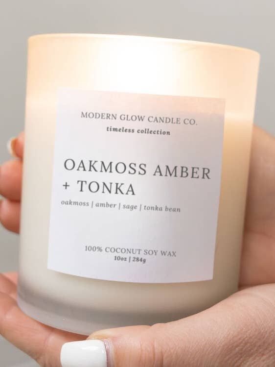 Oakmoss Amber + Tonka - Candela di soia bianca satinata da 10 once per la vendita all'ingrosso da parte di Modern Glow Candle Co.