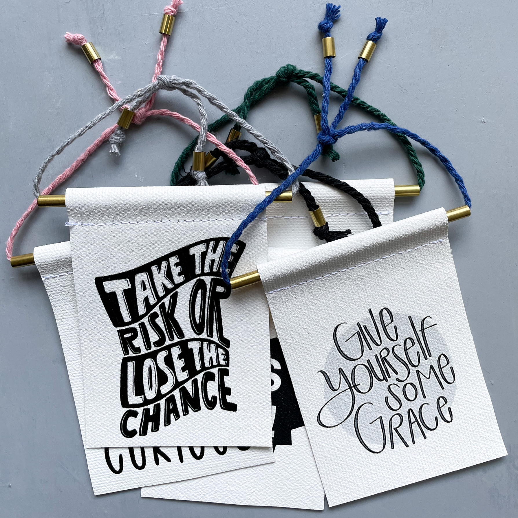 Studio 336 – wholesale Banderoll – Fjädrande mässing och sträng hängande banderoll5