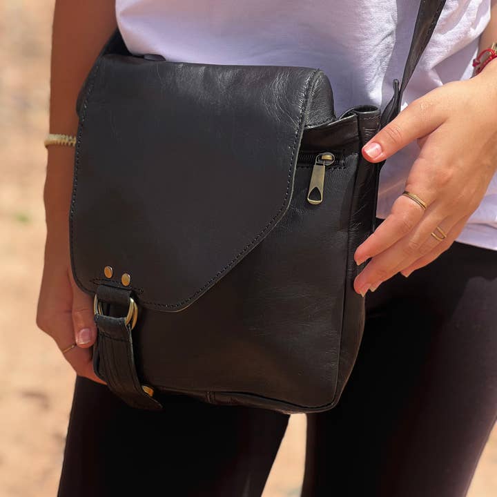 Berberwoolrug – wholesale Crossbody bag – Women's – Handmade Black Leather Crossbody Bag, Minimalist Purse1