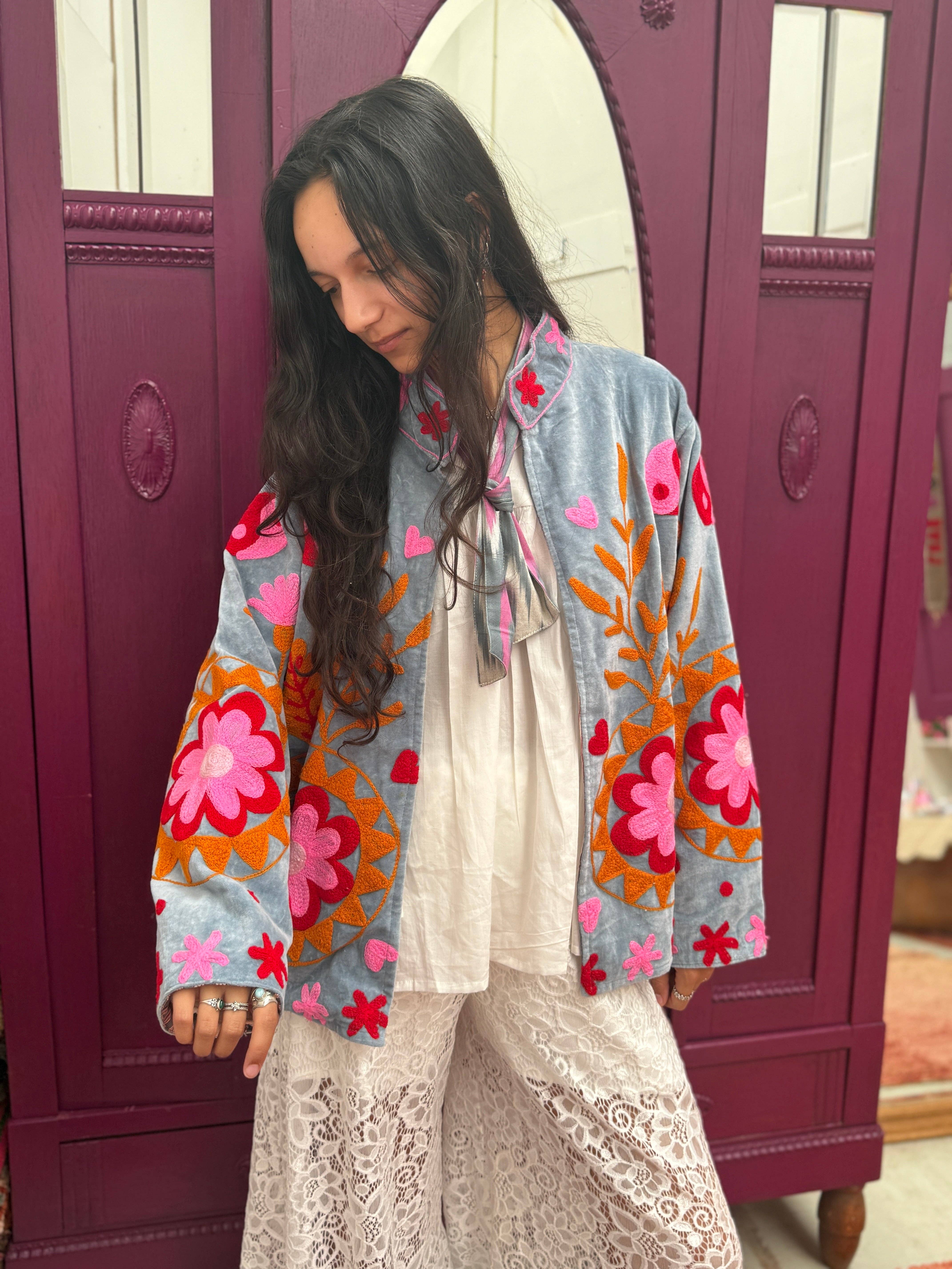 ToutVintage – Großhandel Jacke – Damen – Samtstickjacke rosa hellgrau3