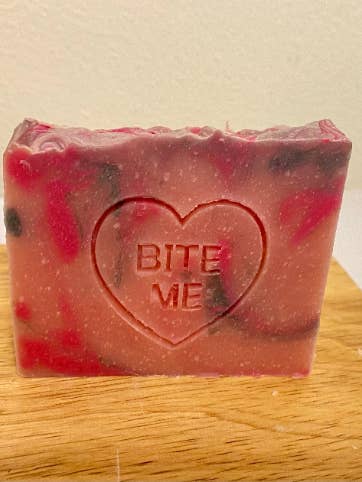 Mords-moi ! Savon d'aromathérapie artisanal artisanal avec charbon de bois pour la vente par Sweet Jama Trading Co