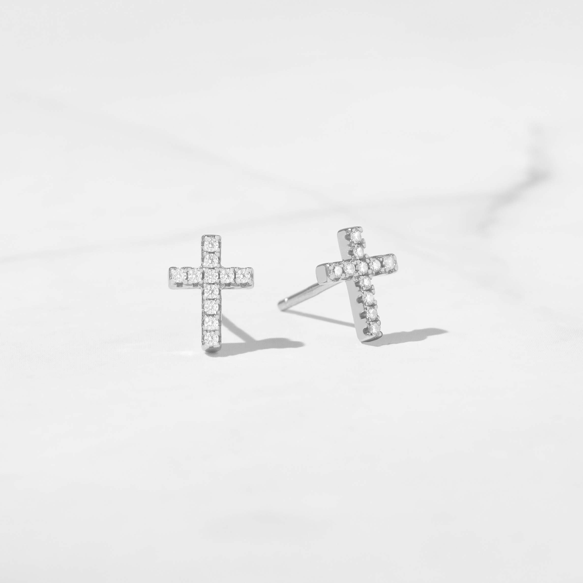 Sami Jewels – Brincos de pino por atacado – Tiny Cross Studs4