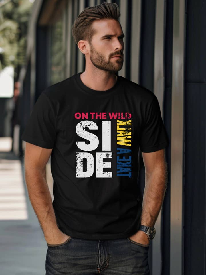 TAKE A WALK ON THE WILD SIDE (TESTO A COLORI) - MAGLIETTA DALLA VESTIBILITÀ RILASSATA per la vendita all'ingrosso da parte di Cherry Chic Designs