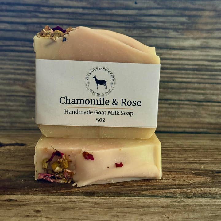Savon au lait de chèvre à la camomille et à la rose pour la vente par Calamity Jane’s Farm