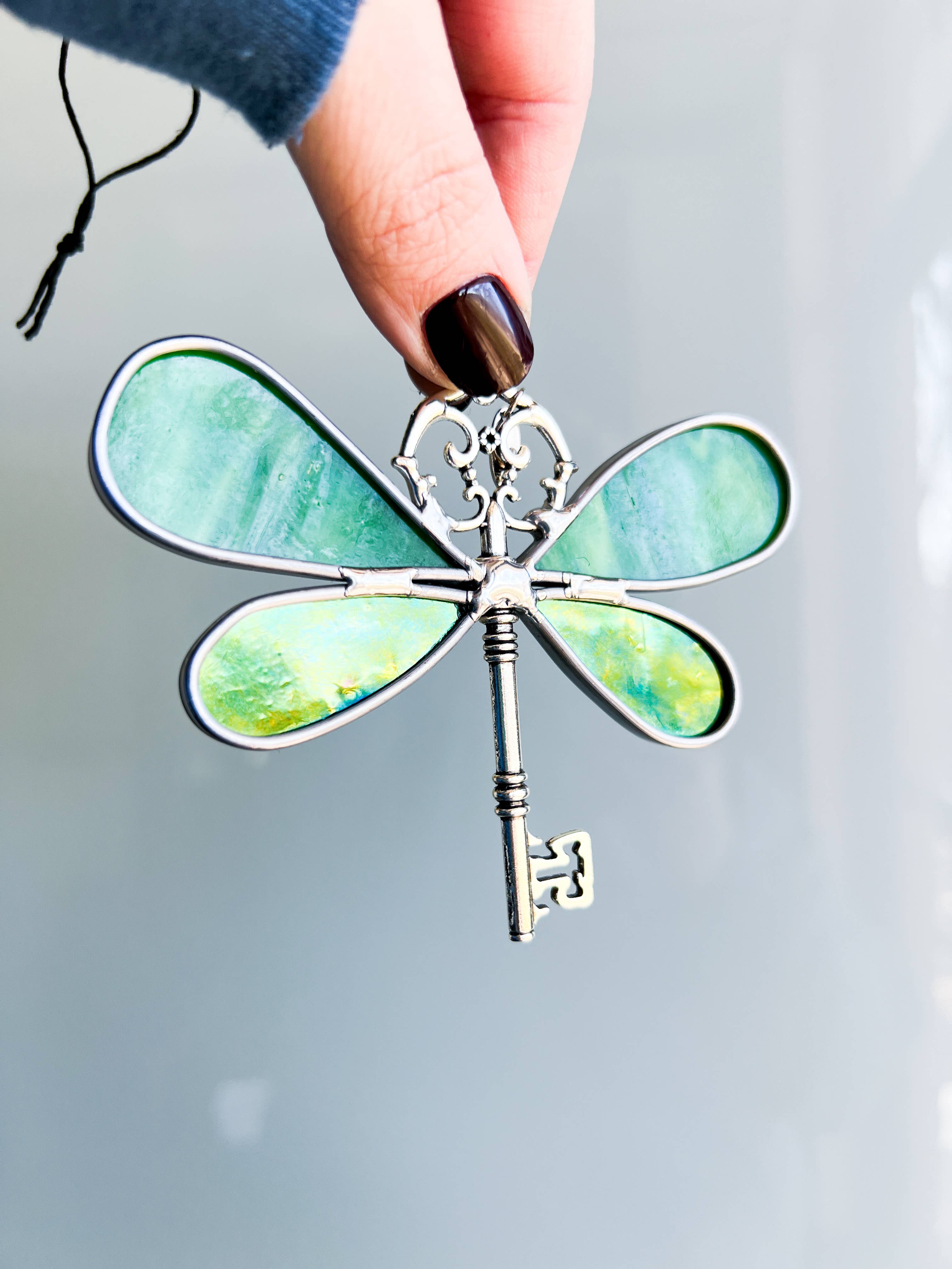 Crafty Bombshell Designs – wholesale Solfångare – Målat glas Dragonfly Skeleton Key Sun Catcher3