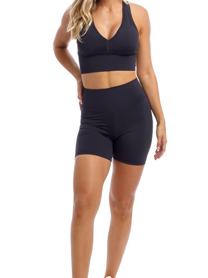 Midnight Body Luxe Scrunch Bum Midi Shorts för wholesale av Carra Lee Active