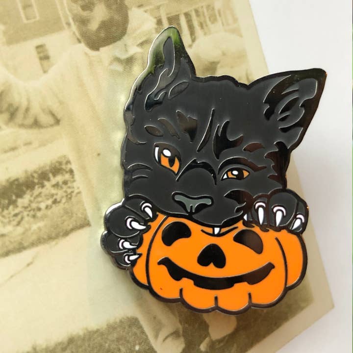 Emaille pin met zwarte kat en pompoen voor wholesale door Alexandra Winthrop