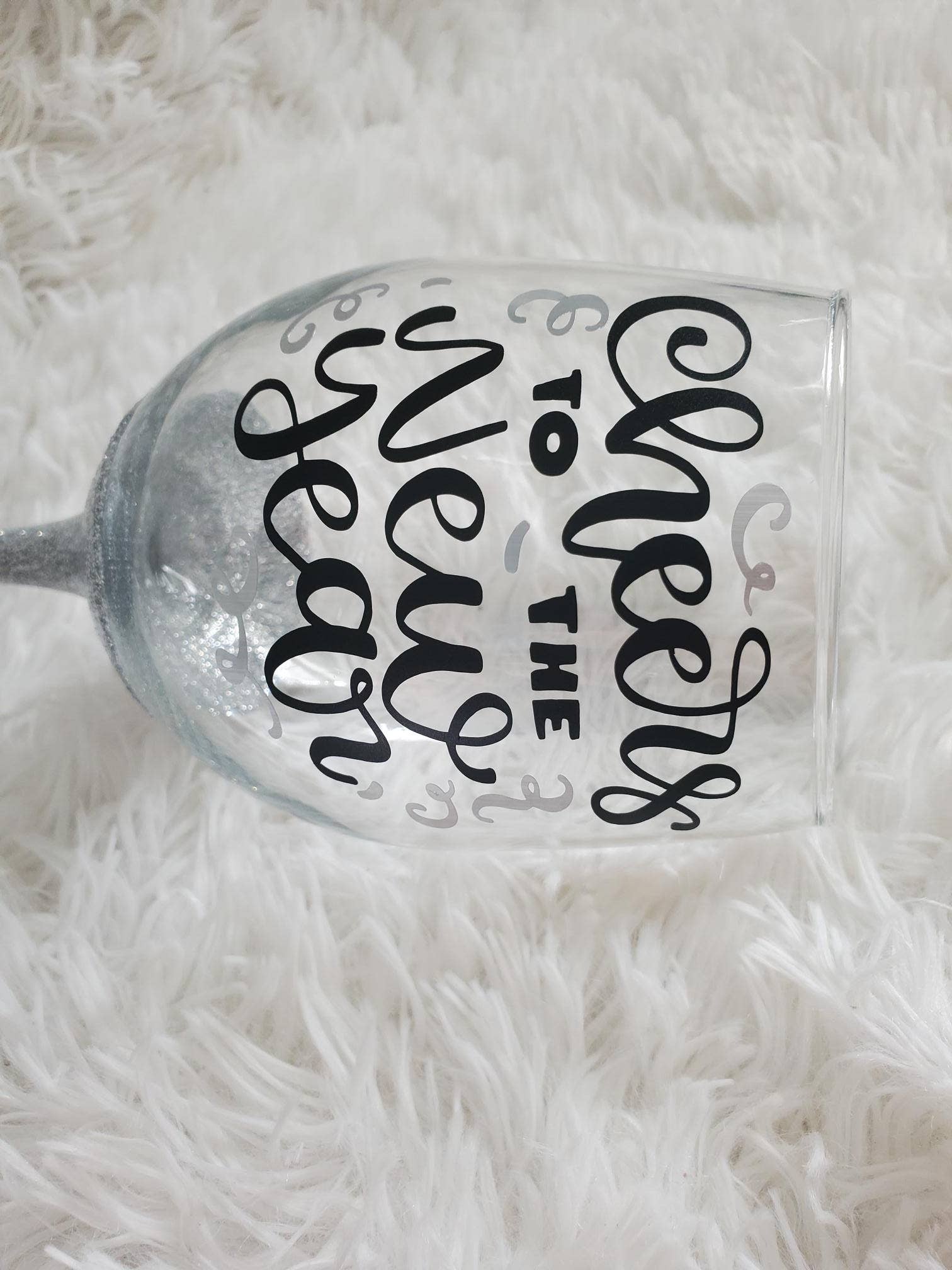 Tots And Tumblers Art – wholesale Wine glass – Cheers to the New Year Silver Glittered Stemmed Wine Glass5